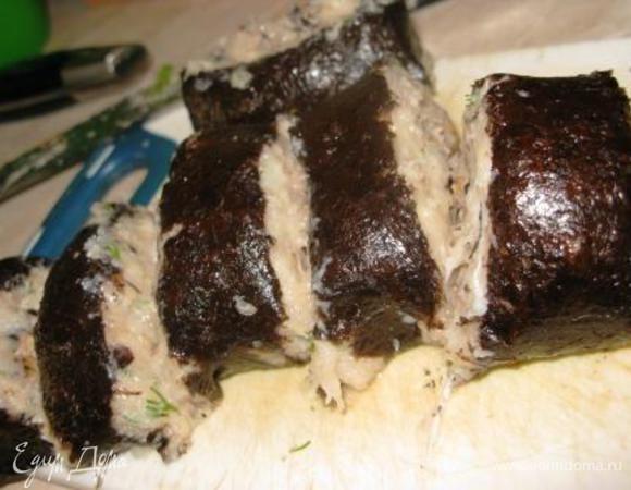 Достаем "ролл" с Нори. Разворачиваем, нарезаем очень острым ножом котлетки толщиной 1,5 см.