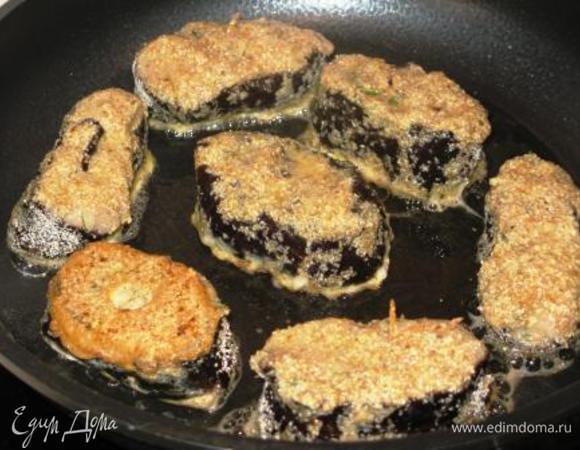 Обваливаем в манке, затем в слегка взбитом яйце и жарим на оливком масле.