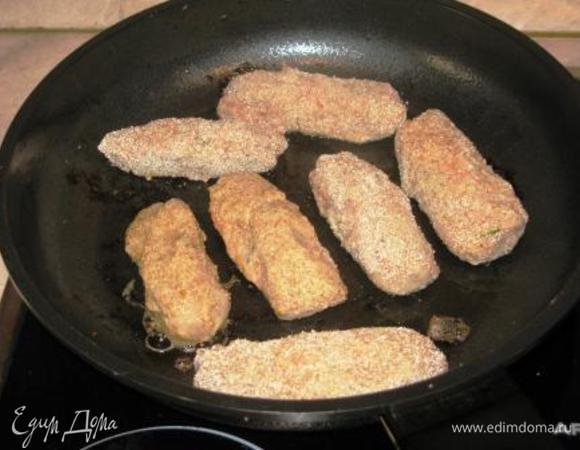 Также поступаем с рулетом без Нори, только формируем котлетки-палочки.