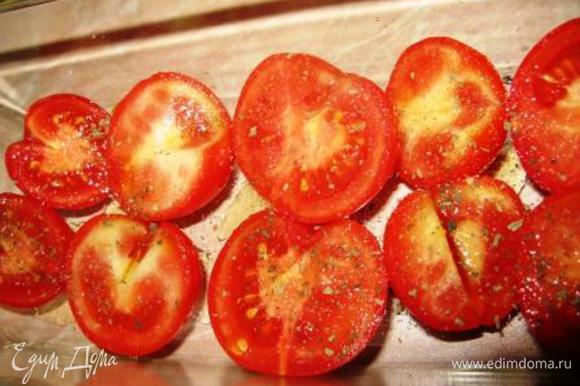 Далее можно приготовить томатный мармелад. Выложить половинки помидоров в форму, полить оливковым маслом, присыпать базиликом и сахаром, накрыть фольгой и отправить запекаться в течение часа.