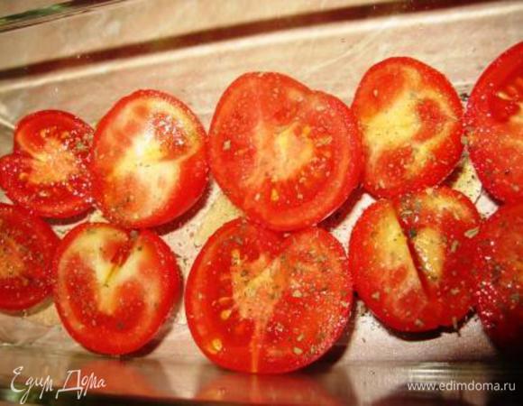 Далее можно приготовить томатный мармелад. Выложить половинки помидоров в форму, полить оливковым маслом, присыпать базиликом и сахаром, накрыть фольгой и отправить запекаться в течение часа. 