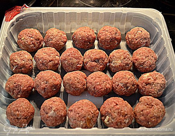 Формируем фрикадельки.Можно поставить в морозильник или готовить сразу.