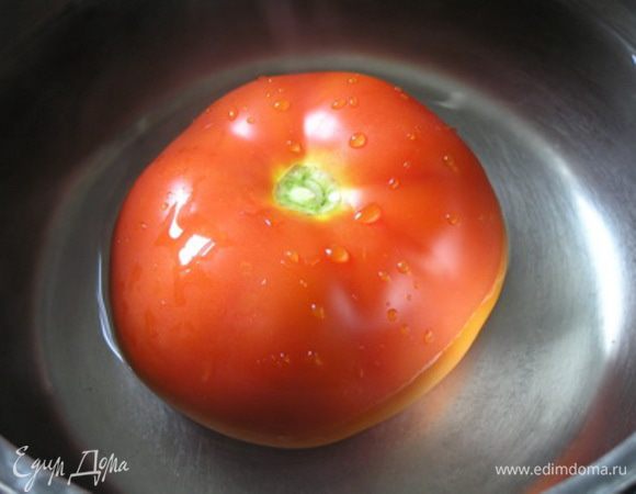 Помидоры бланшировать 30 секунд, затем опустить в холодную воду. Снять кожицу, разрезать, удалить семена и мелко нарезать.