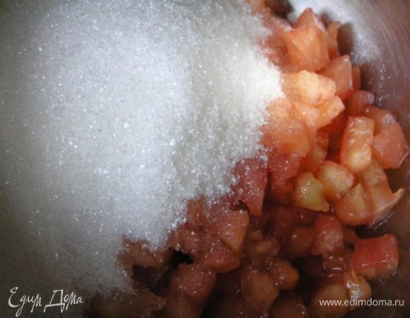 Сложить в кастрюльку, добавить воду и сахар, 