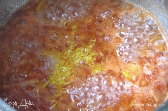 добавить цедру и сок лимона, варить 6-10 минут (время зависит от спелости помидоров), помешивать, чтобы не пригорело.