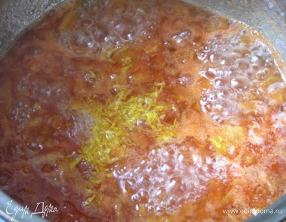 добавить цедру и сок лимона, варить 6-10 минут (время зависит от спелости помидоров), помешивать, чтобы не пригорело.