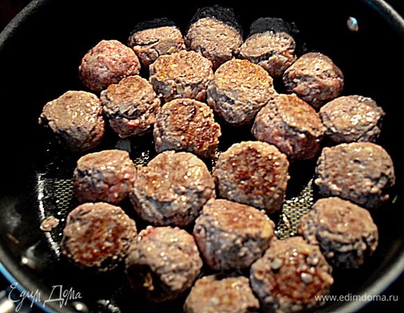Разогреем сковороду с раст.маслом. Выложим наши фрикадельки и обжариваем,переворачивая их.Если большие дольше,мелкие примерно 6мин. 