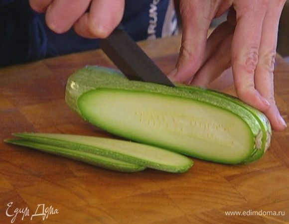 Кабачок нарезать вдоль тонкими полосками.