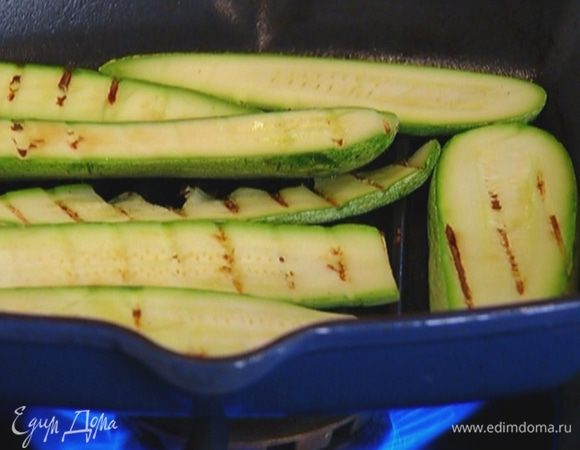 Разогреть сковороду-гриль и обжаривать полоски кабачка с двух сторон по 2–3 минуты. 