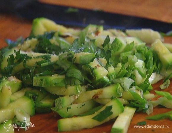 Обжаренный кабачок нарезать соломкой, перемешать с измельченной петрушкой и луком, слегка посолить и поперчить.
