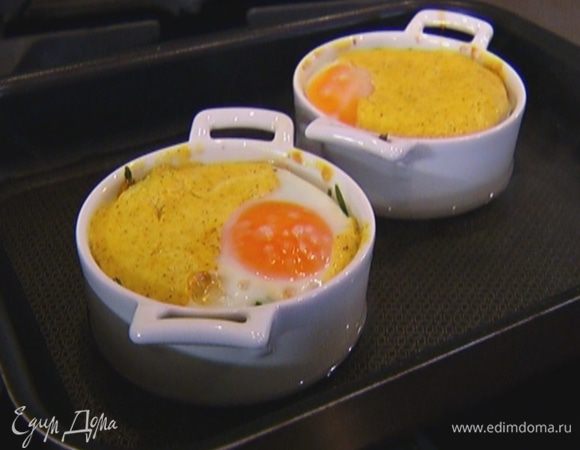 Поместить формы в противень, наполовину заполненный водой, и отправить в разогретую духовку на 15 минут.