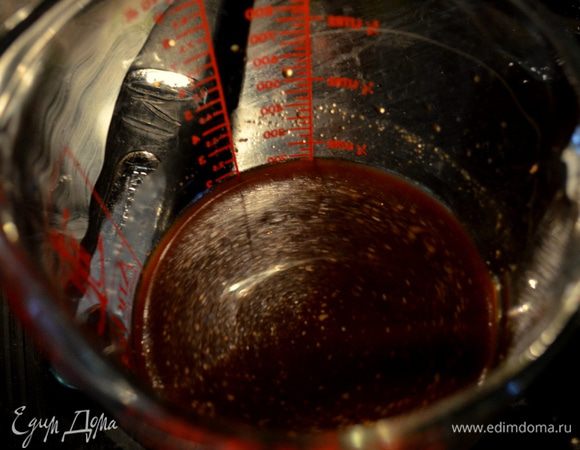 Для яблочной глазировки смешаем все перечисленные ингридиенты кроме зелен.стрелок лука.И выльем все на сковороду,где готовились фрикадельки.Кипятим и помешиваем примерно 2мин.или чуть больше.
Затем возвращаем наши фрикадельки на сковороду в глазурь и перемешаем,чтоб они были полностью в глазури.