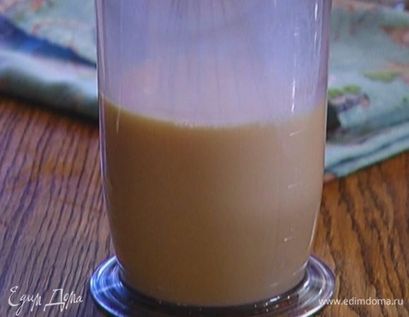 Приготовить тесто: к яйцам влить молоко и 100 мл воды, добавить сахар, соль и взбить все миксером.