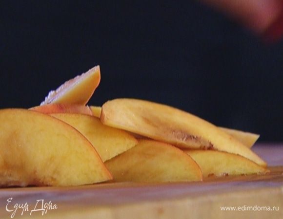 Персик, удалив косточку, нарезать дольками.