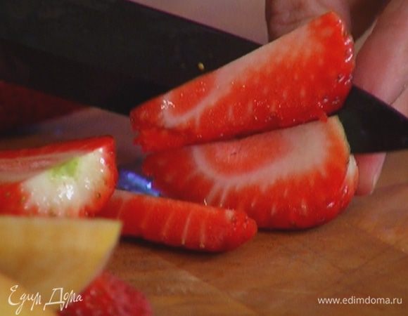 Клубнику нарезать дольками.