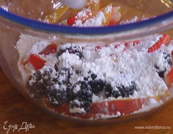 Персик, клубнику и ежевику посыпать 1 ст. ложкой сахарной пудры и дать немного настояться, затем перемешать.