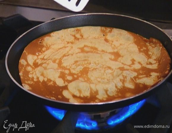 Разогреть в сковороде оливковое масло и испечь блины.