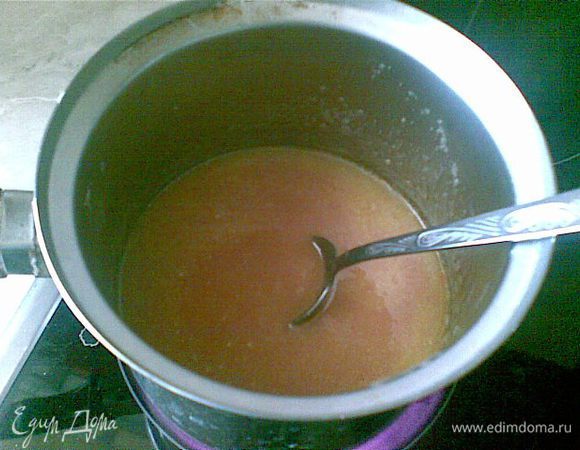 Растопить на очень медленном огне ирис со сливочным маслом до однородной консистенции(жидкой сметаны).