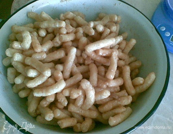 Перелить ирис с маслом в большую емкость, добавить палочки,тщательно перемешать, чтобы все палочки равномерно покрылись ирисом.