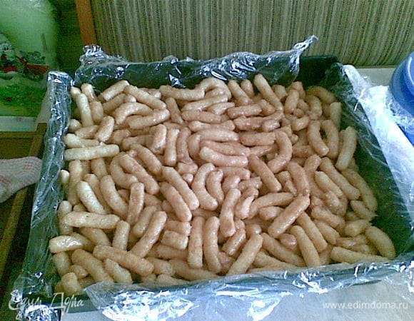 Форму выстелить пищевой пленкой, аккуратно выкладывать палочки в форму,слегка утрамбовывая.