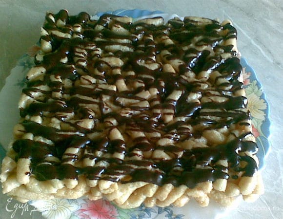 Делаем глазурь: смешать какао,сахар,молоко.Прогреть на медленном огне до полного растворения сахара. Слегка остудить, добавить слив.масло.Полить готовый тортик.Приятного аппетита!