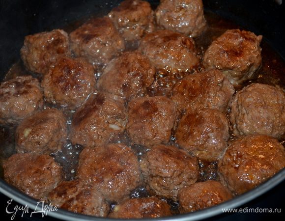 И выльем все на сковороду,где готовились фрикадельки.Кипятим и помешиваем примерно 2мин.или чуть больше.
Затем возвращаем наши фрикадельки на сковороду в глазурь и перемешаем,чтоб они были полностью в глазури.
