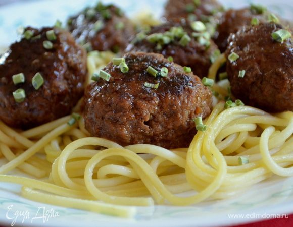 Подаем фрикадельки с гарниром и сверху посыпаем зелен.луком. Оч.вкусно!