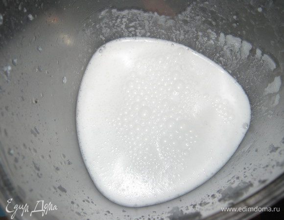 Мякоть высыпаем в кастрюлю или  миску,и заливаем кипятком.Накрываем крышкой и оставляем до полного остывания.Остывшую массу выливаем в блендер и взбиваем.