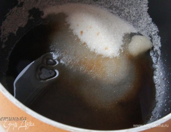 Далее необходимо сварить карамель. Для этого нагреваем сахар с ложкой воды и уксуса до полного растворения. После этого варите еще пару минут и сразу же убирайте, карамель не должна загустеть!