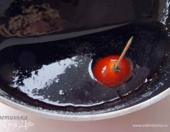 Далее погружаем помидорку в сладкую карамель, достаем и сразу же посыпаем маком. Лишнюю карамель советую убрать о край кастрюли!