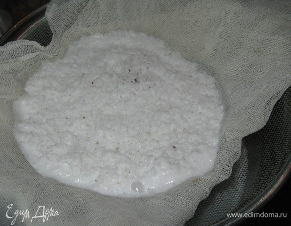 Берем сито,выстилаем его марлей или чистой тканью и процеживаем молоко.Стружку,оставшуюся в марле,тщательно отжимаем.