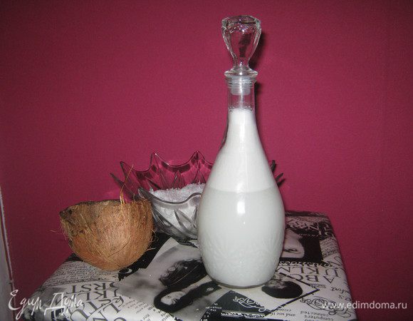 Отжатой кокосовой стружке даем подсохнуть.Готовое кокосовое молоко наливаем в бутылку или банку и ставим в холодильник.На холоде,от кокосового молока отделяются густые кремообразные  кокосовые сливки.Их можно снять и использовать отдельно,а можно оставить(тогда молоко будет жирнее),и просто,взбалтывать молоко перед употреблением. Храним в холодильнике не более двух суток.