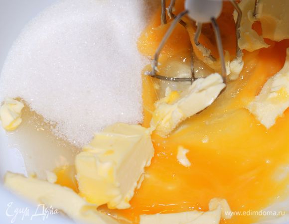 Взбить яйцо, сахар и сливочное масло.
