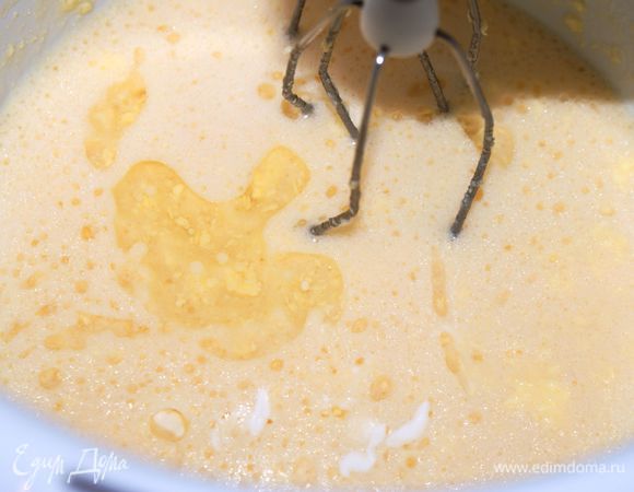 Добавить сметану и растительное масло. Размешать.