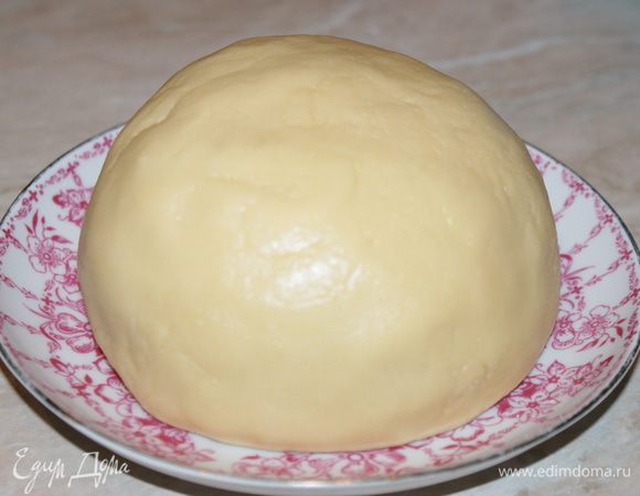 Смешать муку, соду и соль. Добавить в масляно-сметанную смесь и вымесить мягкое эластичное, не прилипающее к рукам тесто (возможно придется подбавить еще муки). Скатать в шар, и убрать на 30-60 минут в холодильник.