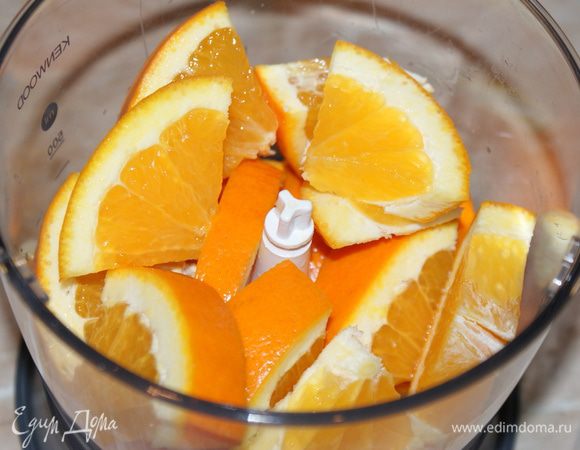 Тем временем апельсин вымыть, нарезать кусочками, удалить косточки. Выложить в блендер.