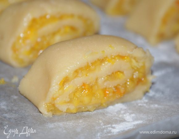 Аккуратно скатать в рулет, перенести рулет на противень, застеленный пергаментом или бумагой для выпечки и присыпанной мукой. Разрезать на кусочки толщиной 1,5-2 см.
