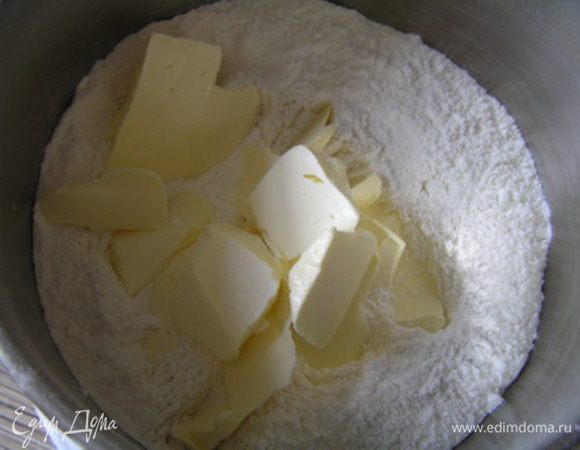 Морковный "бисквит". Муку смешать с сахаром, солью и разрыхлителем, добавить сливочное масло,