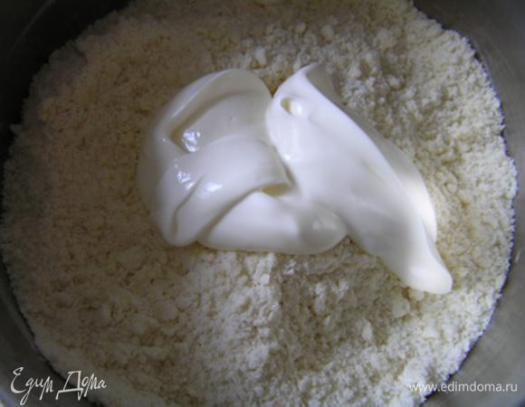 добавить сметану, перемешать,