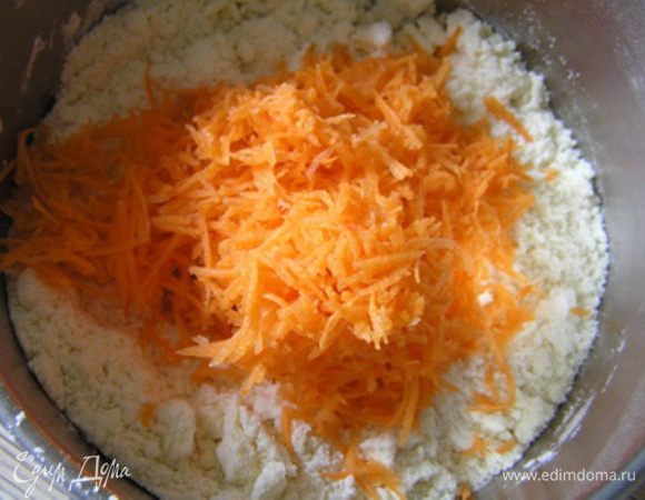 затем натертую на средней терке морковь и оливковое масло,