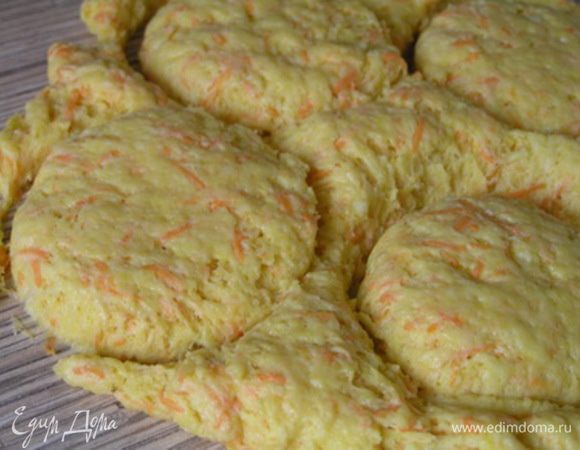 Затем раскатать толщиной 2 см, вырезать кружки, выложить на противень и смазать сливками,