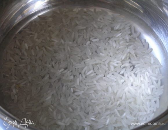 Приготовить рисовый крем. Желатин замочить в 50 мл молока до набухания. Рис залить водой, довести до кипения, 