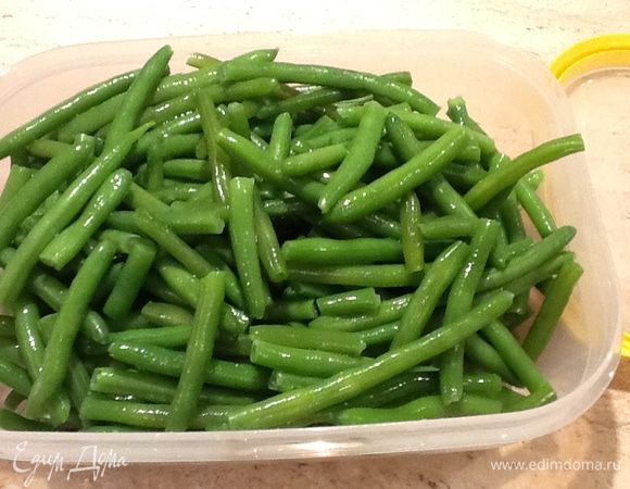 Отварить зеленую фасоль, как написано на упаковке (я 10 минут после закипания). Откинуть на дуршлаг, обдать холодной водой, дать стечь воде.