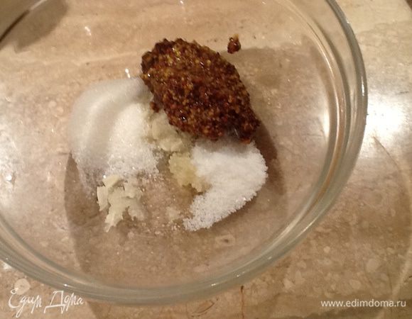 Приготовим маринад: чеснок пропустить через пресс, добавить соль, сахар, горчицу, все перемешать тщательно. Добавить воду, уксус и масло.