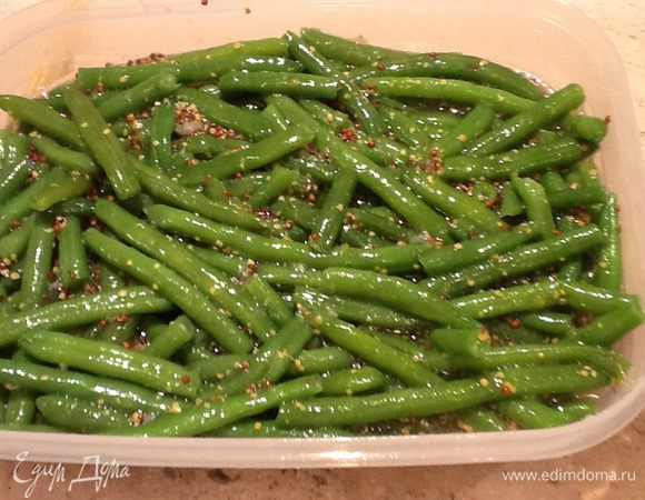 Фасоль сложить в контейнер, залить маринадом и поставить в холодильник на сутки. Желательно в течение суток пару раз перемешать, чтобы фасоль промариновалась равномерно. 