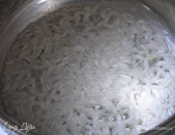 варить, пока рис не впитает всю воду, затем влить молоко, варить до полной готовности риса.