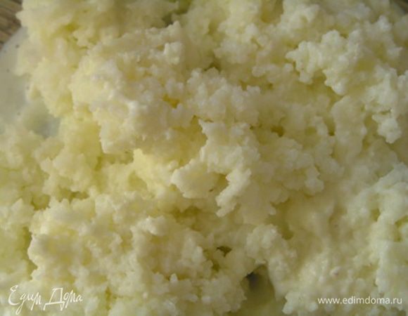 Рис протереть через сито, добавить сахар, ванилин и соль, перемешать.