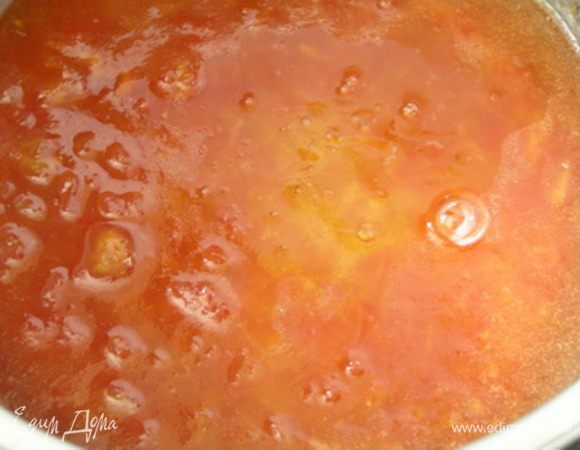 Приготовить конфитюр. Рецепт с пошаговыми фото здесь  http://www.edimdoma.ru/retsepty/42418-konfityur-iz-pomidorov-s-limonom-i-koritsey. Помидоры бланшировать 30 секунд, затем опустить в холодную воду. Снять кожицу, разрезать, удалить семена и мелко нарезать. Сложить в кастрюльку, добавить воду и сахар, довести до кипения, добавить цедру и сок лимона, варить 6-10 минут, помешивать, чтобы не пригорело. В конце варки добавить корицу, перемешать, через 1-2 минуты конфитюр снять с огня, остудить. 