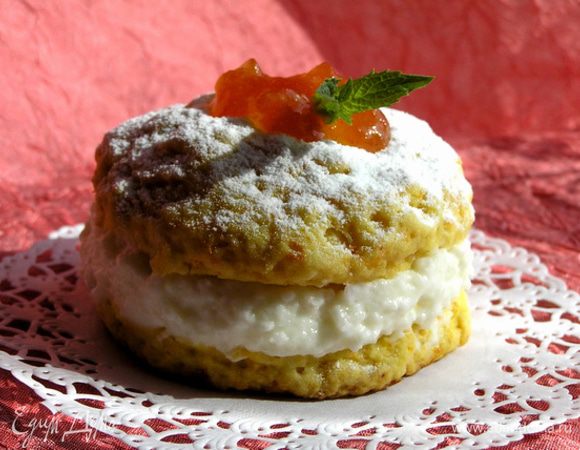 Сборка. Морковные основы для пирожного разрезать на 2 части по горизонтали, выложить крем на нижний корж, накрыть вторым. Посыпать сахарной пудрой. Подавать с конфитюром. 