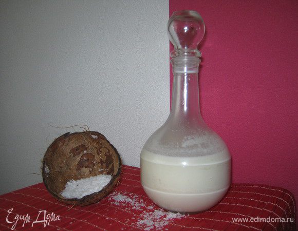 В бутылку или банку наливаем водку,добавляем сгущенное и кокосовое молоко.Закрываем емкость крышкой и очень хорошо взбалтываем.
Напиток  храним в холодильнике.
Перед подачей,края бокала обмакиваем во взбитый белок,затем в кокосовую стружку.Бокал наполняем кубиками льда и наливаем аперитив.